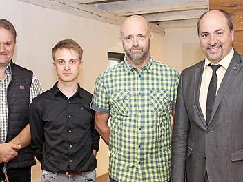 Obmann Adalbert Zink nahm die neuen Feldgeschworenen Fabian Gschwender und Pankraz Weiß (von links) in den Kreis der Siebener auf. Rechts Bürgermeister Johannes Krapp  Foto: Evi Seeger