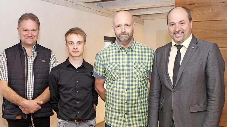 Obmann Adalbert Zink nahm die neuen Feldgeschworenen Fabian Gschwender und Pankraz Weiß (von links) in den Kreis der Siebener auf. Rechts Bürgermeister Johannes Krapp  Foto: Evi Seeger
