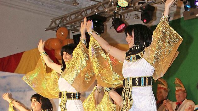 Im Februar tanzten die Garden der M&uuml;nnerst&auml;dter Kolpingsfamilie noch in der Alten Aula. 2019 geht das nun endg&uuml;ltig nicht mehr. Die Stuckdecke (im Bild oben) ist alt und zudem schadhaft, um Tanzauff&uuml;hrungen zu genehmigen. Foto: Archiv/Dieter Britz