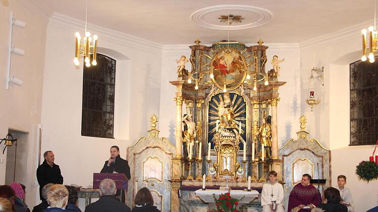 Pfarrer Bernhard Friedmann zelebrierte den Gottesdienst zur Wiedereröffnung der Kirche in Unterneuses.Elke Pieger