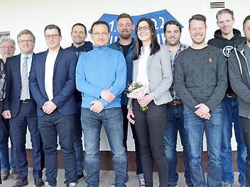 Die neu gewählte Vorstandschaft des 1. FC Burggrub. Von links Jürg Kalb, Willi Bischoff, Bürgermeister Rainer Detsch, Michael Kießling, Stefan Häfner, Alexander Wicklein, Steffen Kessel, Eva Hanna-Martin, Matthias Zäther, Christian Knauer, Josua Hempfling und Fabian Kotschenreuther  Foto: K.- H. Hofmann