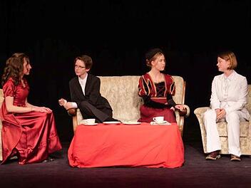 Die Darsteller der "English Drama Group" als Gwendolen, Jack, Lady Augusta und Algernon (v. l.)     Foto: Heike Reinersmann
