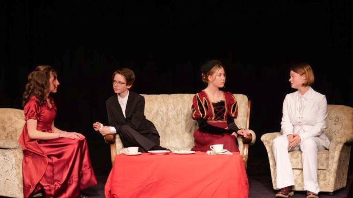 Die Darsteller der "English Drama Group" als Gwendolen, Jack, Lady Augusta und Algernon (v. l.)     Foto: Heike Reinersmann