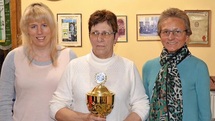 Elisabeth Dressel (Mitte) wurde Siegerin des Marianne-Plack-Pokals vor Nicole Grünbeck (links) und Ingrid Scholz (rechts).  Foto: Thomas Micheel