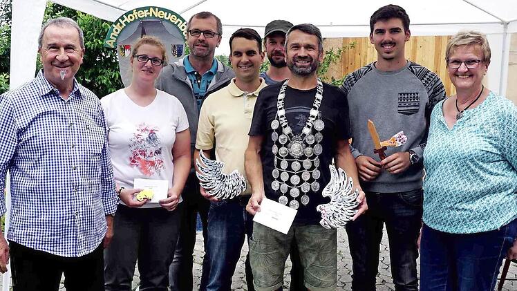 Die erfolgreichen Schützen mit Vorsitzendem Günter Rüdiger, Sonja Ackermann, Gerd Hertlein, Jochen Brehm, Michael Irmisch, dem neuen Vogelkönig Reinhard Brehm, dem Vogelkönig 2018/19 Maximilian Büchel und der Zweiten Vorsitzenden Roswitha Schütze Foto: Richard Sänger