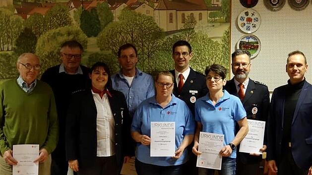 Ehrungen: Erich Söder (von links), Gottfried Schießer, Bereitschaftsleiterin Katharina Kaspar, Dietmar Wehner, Heike Bartz, Kreisbereitschaftsleiter Alexander Kretz, Anja Wehner, stellvertretender Bereitschaftsleiter Joachim Heinlein und stellvertretender Bürgermeister Mario Götz Foto: Tino Kaspar