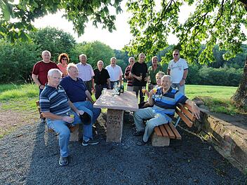 Eine Brotzeit für die neu erstellte Sitzgruppe unter der alten Kastanie ist der Lohn für die Arbeit der Helfer des Obst- und Gartenbauvereins, für die auch Stellvertretender Bürgermeister Martin Kaiser (Mitte) dankte.