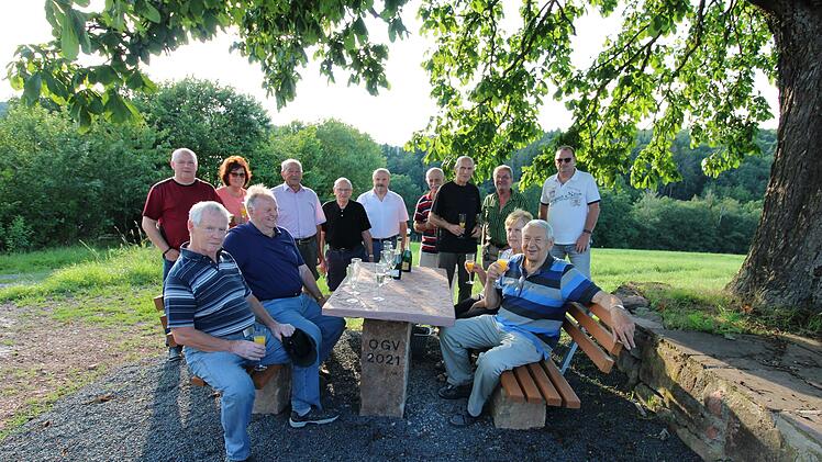 Eine Brotzeit für die neu erstellte Sitzgruppe unter der alten Kastanie ist der Lohn für die Arbeit der Helfer des Obst- und Gartenbauvereins, für die auch Stellvertretender Bürgermeister Martin Kaiser (Mitte) dankte.