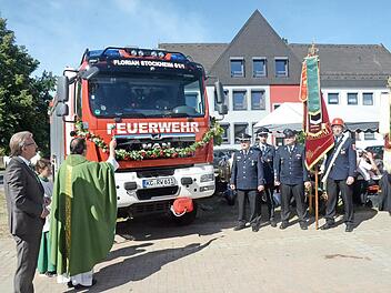 Pfarrer Hans Michael Dinkel segnete den neuen R&uuml;stwagen. Mit im Bild von links B&uuml;rgermeister Rainer Detsch, Kommandant Christian Rebhan, Felix Schwabe, Daniel Wachter (stellvertretende Kommandanten) und Udo Barnickel (F&auml;hnrich, Vorstand)
