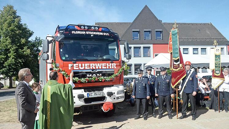 Pfarrer Hans Michael Dinkel segnete den neuen R&uuml;stwagen. Mit im Bild von links B&uuml;rgermeister Rainer Detsch, Kommandant Christian Rebhan, Felix Schwabe, Daniel Wachter (stellvertretende Kommandanten) und Udo Barnickel (F&auml;hnrich, Vorstand)
