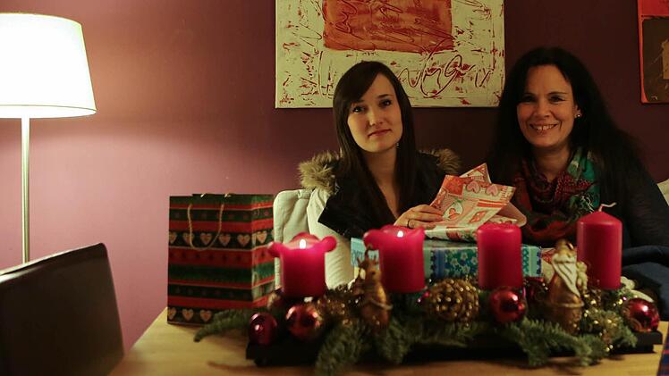 Chiara Schmitt freut sich auf das Weihnachtsfest mit ihrer Mama Stefanie.