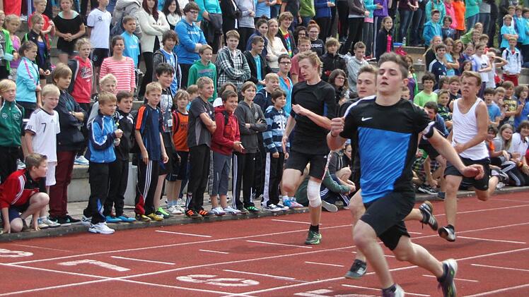 Im A-Lauf liegt Nikolai Masel mit 11,9 Sekunden klar vorn. Markus Ritschel, Stefan Luthard und Timo Hain (von links) belegen die nächsten Plätze.