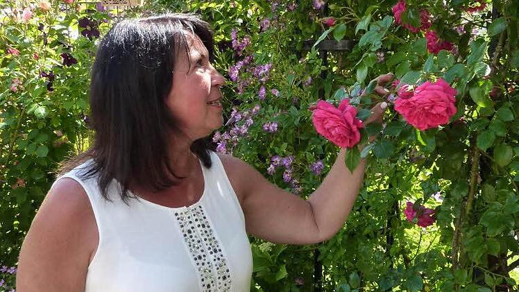 Irene Beinlich ist stolz auf ihre wunderschönen Rosen. 250 Rosenstauden verwandeln das Anwesen in ein Blumenparadies. Foto: Gerd Fleischmann