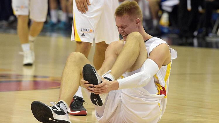 Robin Benzing knickte in der 33. Minute um und musste mit großen Schmerzen raus. Ob der 2,08 m große Flügelspieler am Sonntag gegen Serbien spielen kann, war am Samstagabend noch offen. Foto: Rainer Jensen/dpa