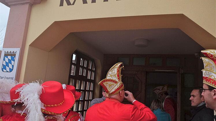Die Öwedöllwer Narren stürmen das Rathaus. Foto: Gerd Schaar