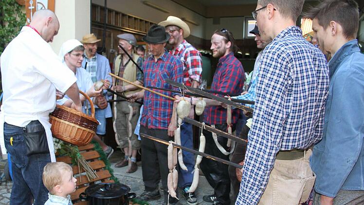 "Achtung, die Woschdfohrer kumma". Doch die Wirtsleute Tanja Sagner und Markus Kaiser lassen sich nicht lumpen.