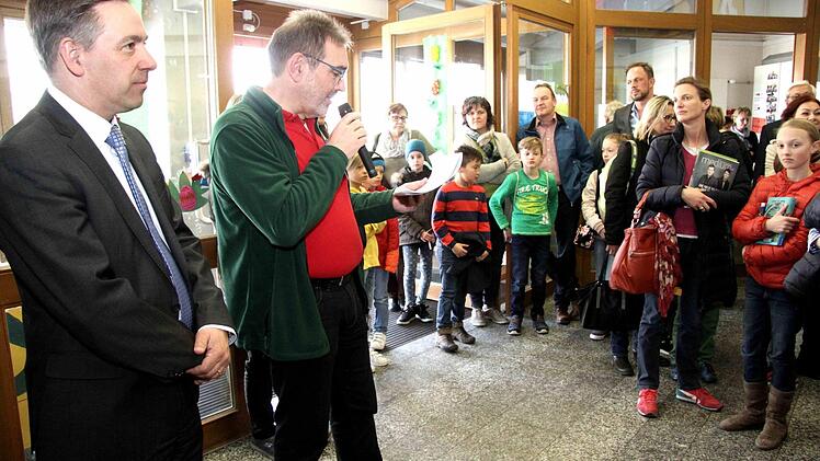 Schulleiter Alfred Sammetinger und Landrat Alexander Tritthart begrüßen die Vorleserinnen und Vorleser