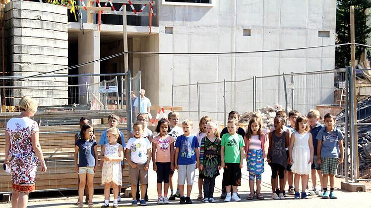 Am Erweiterungsbau der Carl-Platz-Schule wurde Richtfest gefeiert.  Foto: Richard Sänger