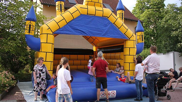 Gleich neben dem Künstlermarkt: das Kinderland. Foto: Katharina Becht