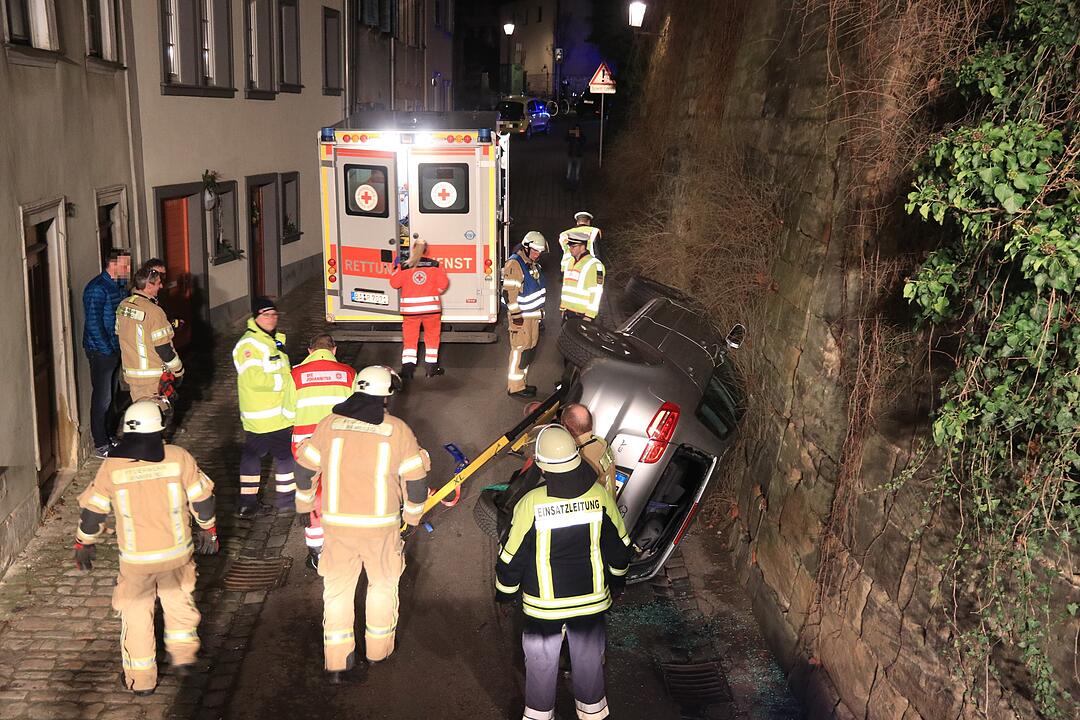 Auto landet nach Unfall in Bamberg auf der Seite