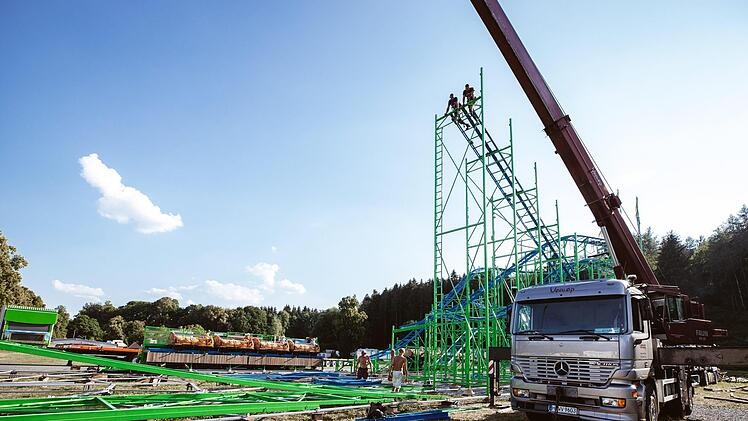Der Aufbau beim Freischießen läuft. Foto: Marian Hamacher