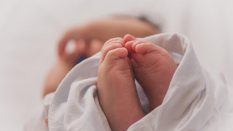 Weil ein Mann vor 27 Jahren ohne sein Einverständnis geboren wurde, verklagt er jetzt seine Eltern. Symbolfoto: unsplash.com/Luma Pimentel