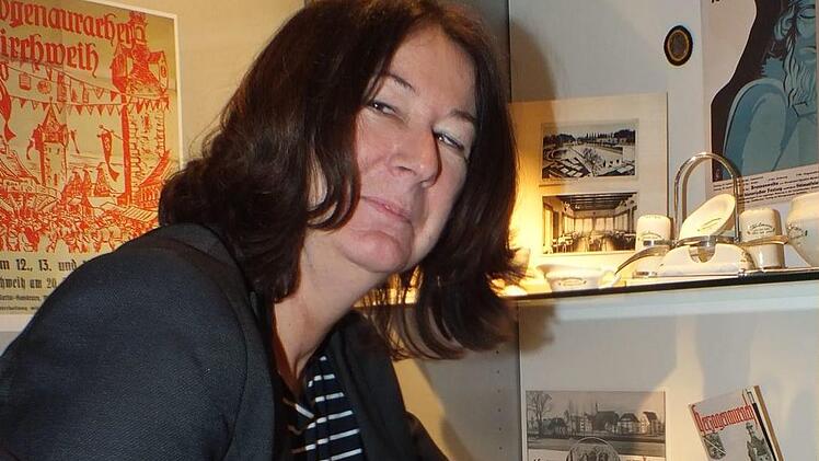 Irene Lederer beim Best&uuml;cken einer Vitrine    Foto: Manfred Welker