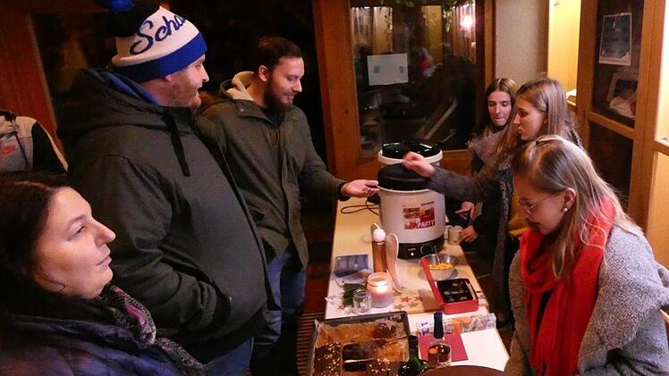 Die M&auml;dels der Prinzengarden sorgten mit Gl&uuml;hwein sowie Kaffee und Kuchen f&uuml;r das leibliche Wohl.