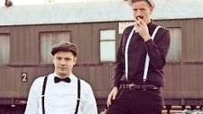 Fabian Bauerschmidt (links) und André Warzecha haben ihr Kostüm im 20er-Jahre-Stil bereits gefunden.  Foto: Rus