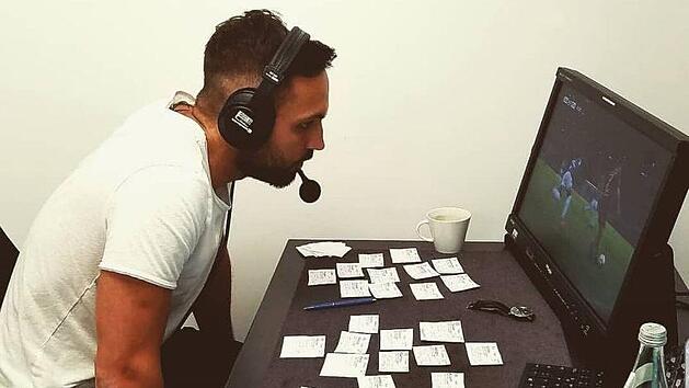 Marcel Seufert hat f&uuml;rs Kommentieren Spickzettel, auf denen Infos zu Teams und Spielern stehen. Zu trinken gibt es stilles Wasser: "Kohlens&auml;ure geht nicht. Manchmal stelle ich mir einen Kaffee dazu, aber man sollte generell wenig trinken, wir k&ouml;nnen ja nicht einfach aufs Klo."  Fotos: privat