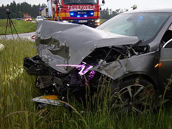 Auto kollidiert mit Kleintransporter