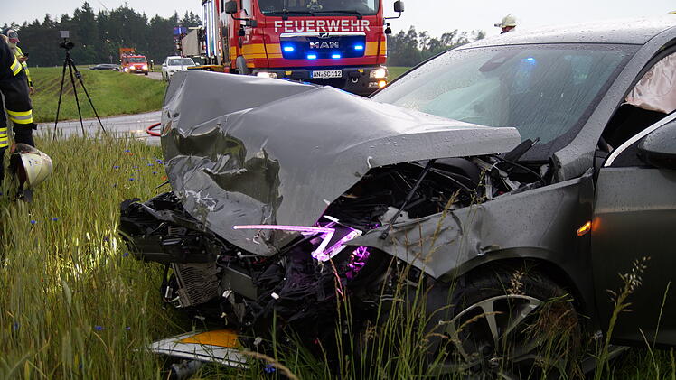 Auto kollidiert mit Kleintransporter