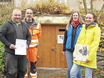Am Eingang zum alten Bierkeller (von rechts): Christina H&ouml;pfinger, Anna Leyendecker, Bauhofleiter Uwe Deckelmann und Michael B&uuml;ttner