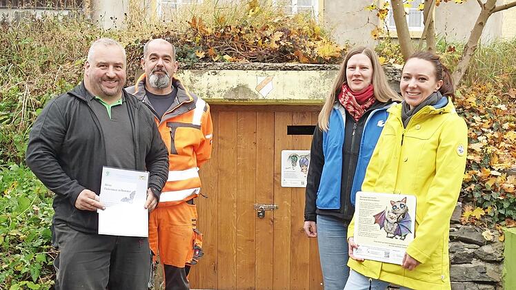Am Eingang zum alten Bierkeller (von rechts): Christina H&ouml;pfinger, Anna Leyendecker, Bauhofleiter Uwe Deckelmann und Michael B&uuml;ttner