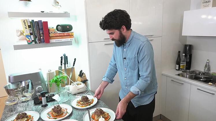 Der Hauptgang: Sarma mit zerfetztem Fleisch obendrauf.