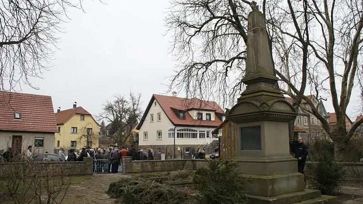 Das Kriegerdenkmal in Knetzgau: Geht es nach der Reservistenkameradschaft, wird es mitsamt der Grünanlage saniert, aber nicht versetzt.
