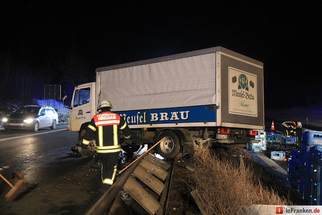 Bierkästen auf A73: Lastwagen durchbricht Mittelschutzleitplanke