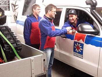 Sehr eng geworden ist es im Laufe der Jahre im Domizil der Bergwacht Oberbach. Die Räume müssen erweitert werden. Darüber sind sich (von links) der neue Bereitschaftsleiter Johannes Voll, dessen Vorgänger Steffen Koberstein und Stellvertreter Pierre Martin einig. Foto: Rolf Pralle