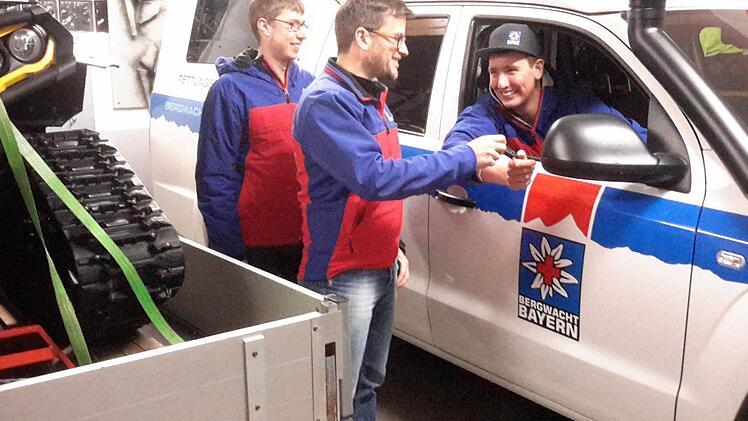 Sehr eng geworden ist es im Laufe der Jahre im Domizil der Bergwacht Oberbach. Die Räume müssen erweitert werden. Darüber sind sich (von links) der neue Bereitschaftsleiter Johannes Voll, dessen Vorgänger Steffen Koberstein und Stellvertreter Pierre Martin einig. Foto: Rolf Pralle