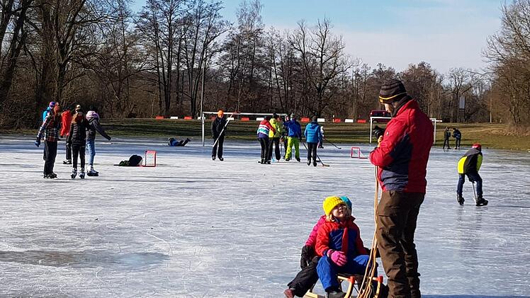 Auf der Eiswiese in Ebern war am Sonntag eine Menge los.  Kufenflitzer  jagten dem Puck nach. Andere ließen sich lieber auf dem Schlitten  ziehen. Eckehard Kiesewetter