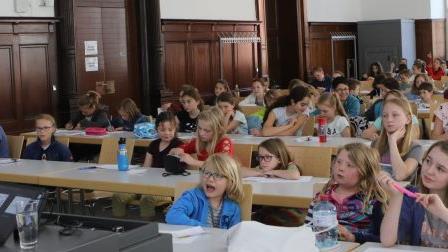 Annette Scheunpflug nahm die Kinder-Uni-Studierenden auf eine spannende Reise nach Afrika mit.  Fotos: Barbara Herbst