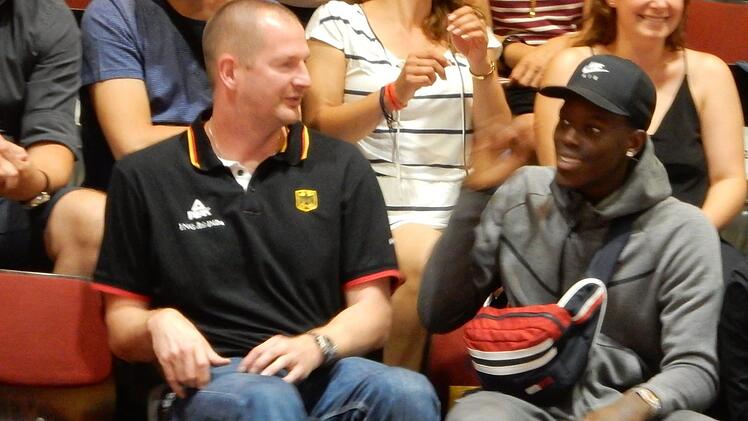Auch die moralische Unterstützung von NBA-Star Dennis Schröder (rechts) nutzt nichts. Hier unterhält sich der Nationalspieler mit Bundestrainer Hendrik Rödl. Foto: Udo Schilling