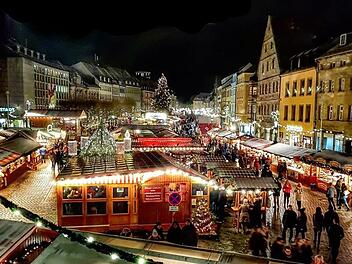 Die Adventszeit ist f&uuml;r viele auch die Zeit des Gl&uuml;hweins und der Weihnachtsm&auml;rkte. Bild: Weihnachtsmarkt Bayreuth (inFrankenPix)