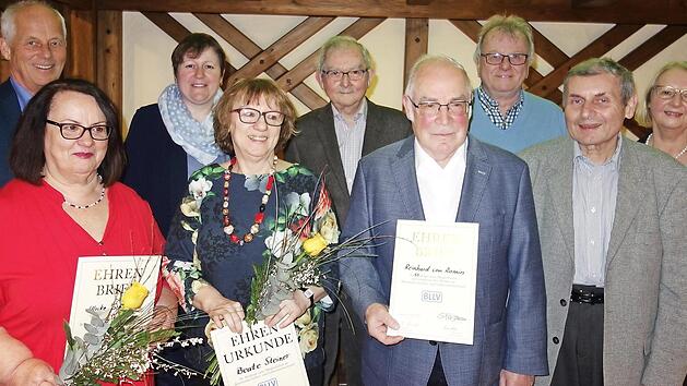 Ehrungen gab es beim BLLV Stadtsteinach. Von rechts: Vorsitzende Heidi Koblofsky, Winfried Knei&szlig;l vom Bezirksverband Oberfranken, Leo Pelzl, Reinhard von Ramin, G&uuml;nter Eisentraut, Beate Steiner, Diana Wende, Ulrike Schr&ouml;ppel und Michael Pfitzner. Foto: privat