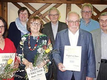 Ehrungen gab es beim BLLV Stadtsteinach. Von rechts: Vorsitzende Heidi Koblofsky, Winfried Kneißl vom Bezirksverband Oberfranken, Leo Pelzl, Reinhard von Ramin, Günter Eisentraut, Beate Steiner, Diana Wende, Ulrike Schröppel und Michael Pfitzner. Foto: privat