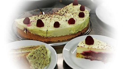Torten und Kuchen sind absolute "Renner" beim Osterbasar .