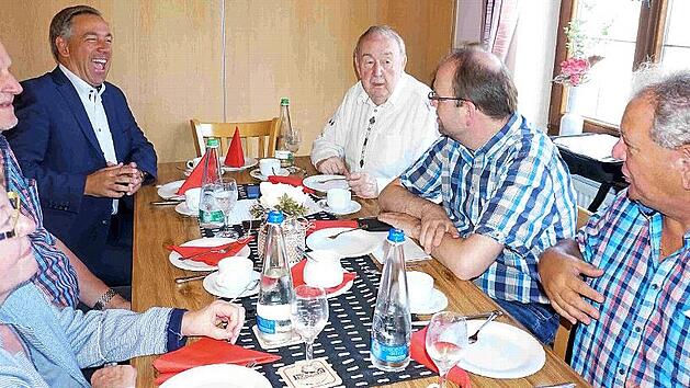 Landrat Alexander Tritthart f&uuml;hlt sich sichtlich wohl im Kreis der ehemaligen F&uuml;hrungskr&auml;fte G&uuml;nter Nachtsheim, Karl-Heinz Schalk, Holger Peter und Dieter Marx.
