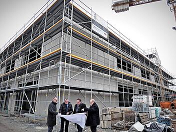 Kreisbaumeister Andreas Schülein, Landrat Klaus Peter Söllner, Schulleiter Alexander Battistella und Projektleiter Klaus Bodenschlägel (von links) auf der Baustelle