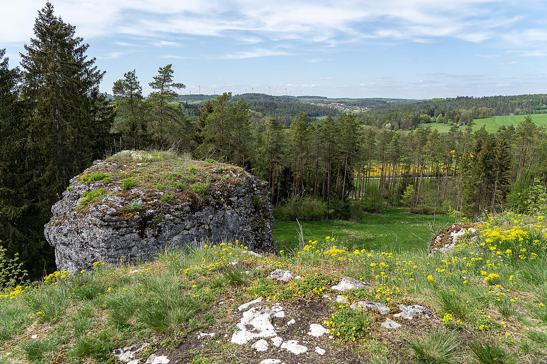 Der große Burgfels dient als toller Aussichtspunkt.