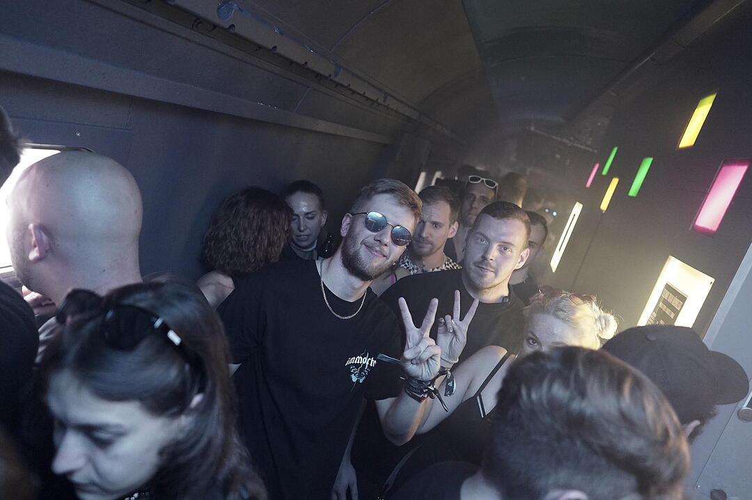 Party im Zug - Raver*innen tanzen zu Techno-Beats